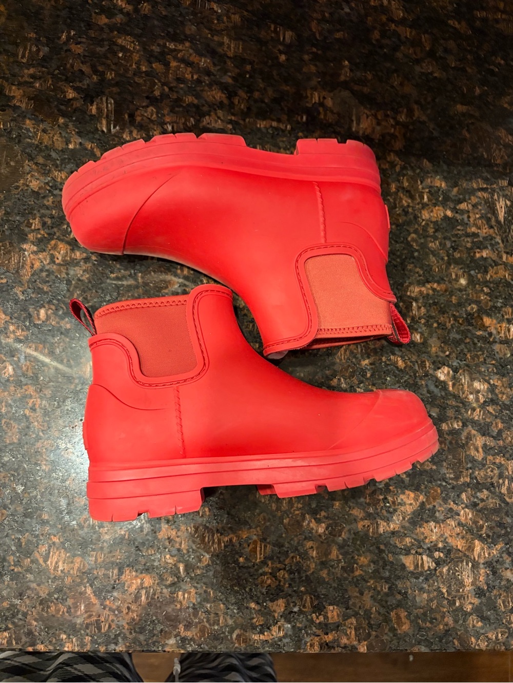 Ugg red rain boots droplet size 6